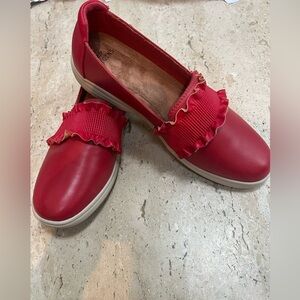 Earth Origins “Ellis” Red Ruffle Slip On Loafers NEW Women’s Size 10